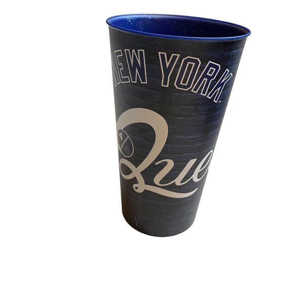 New York Yankees Duffle/Weekend/Gym Bag With Bonus Souvenir “Quest For 28” Cup - Picture 12 of 13